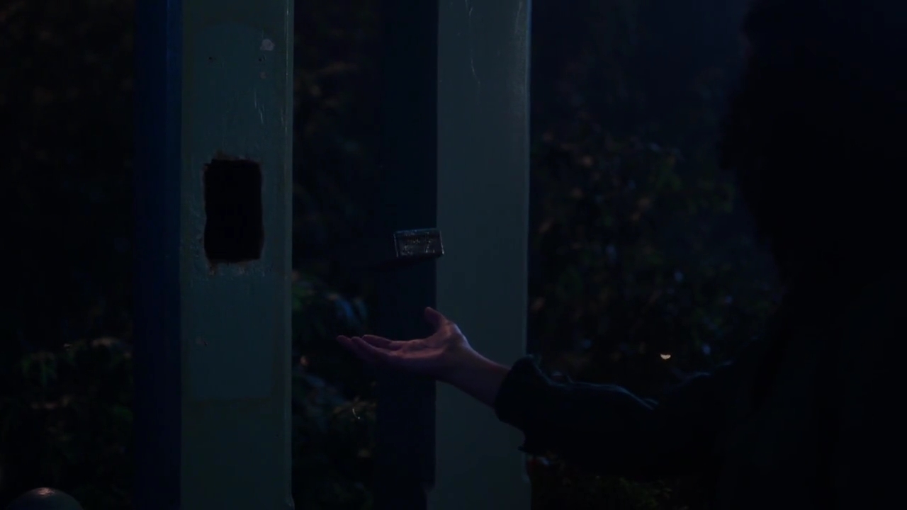 Charmed-Online-dot-nl_Charmed-1x06KappaSpirit02388.jpg