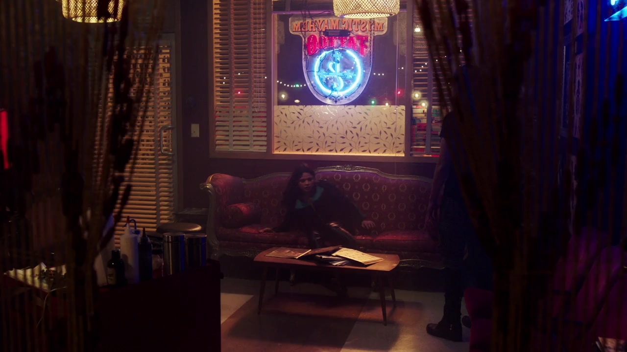 Charmed-Online-dot-nl_Charmed-1x09JingleHell00009.jpg