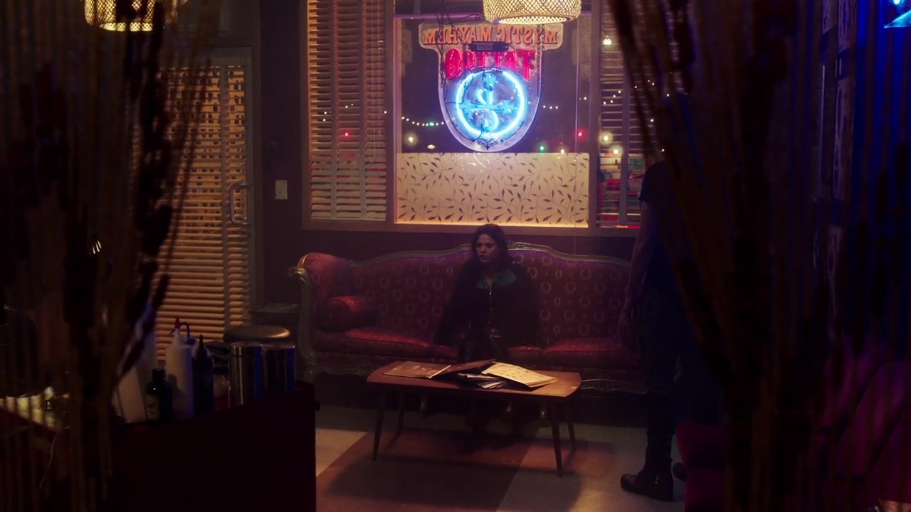 Charmed-Online-dot-nl_Charmed-1x09JingleHell00010.jpg