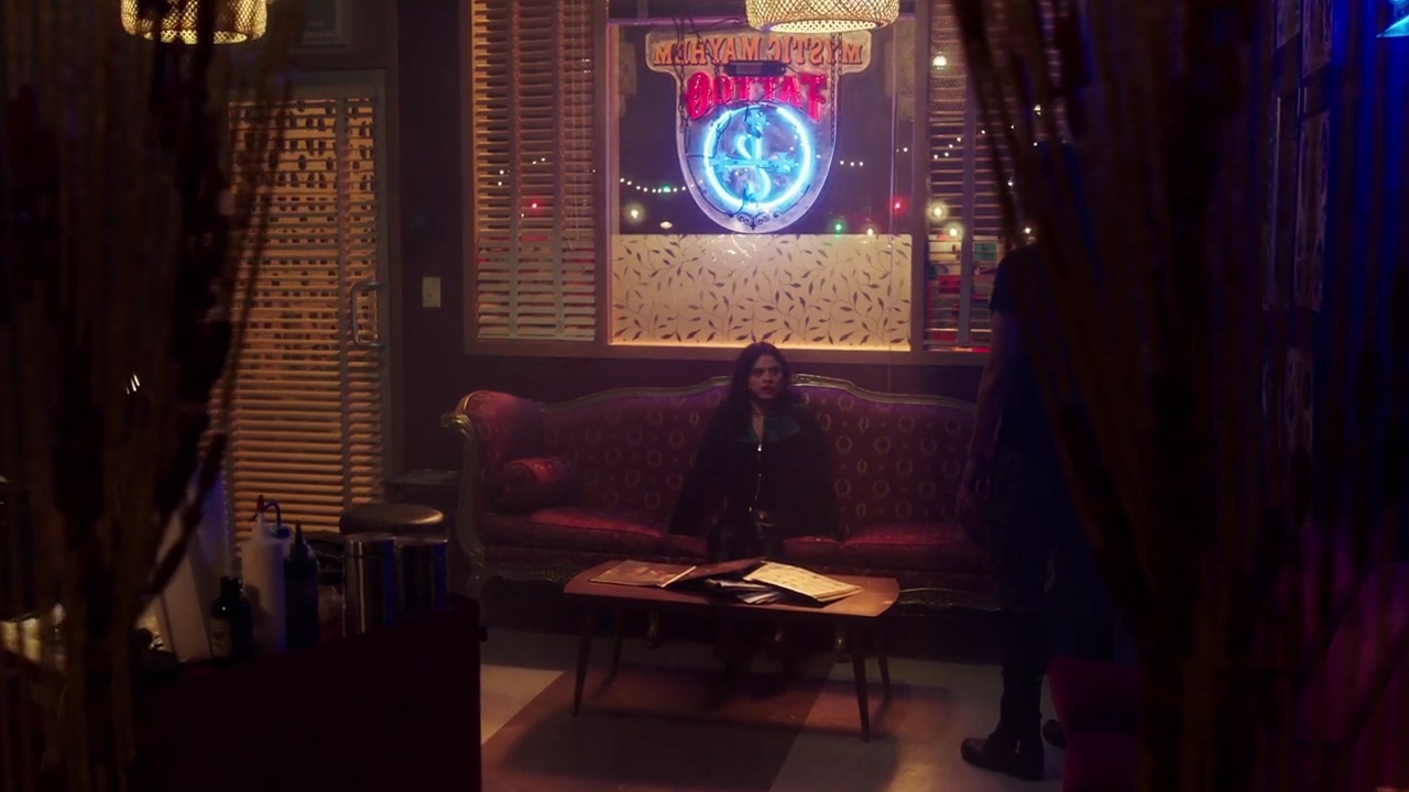 Charmed-Online-dot-nl_Charmed-1x09JingleHell00011.jpg