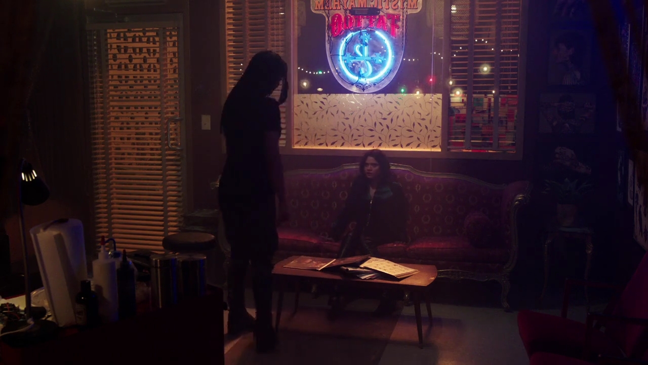 Charmed-Online-dot-nl_Charmed-1x09JingleHell00015.jpg