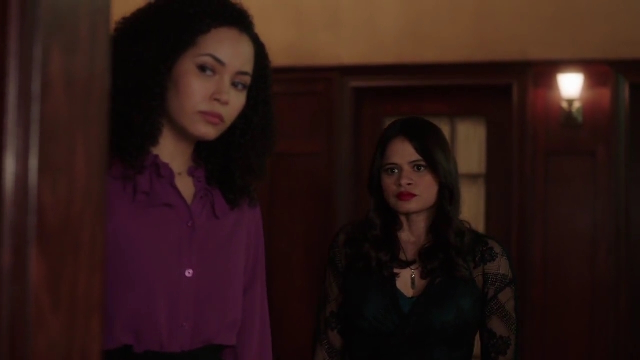 Charmed-Online-dot-nl_Charmed-1x09JingleHell00900.jpg