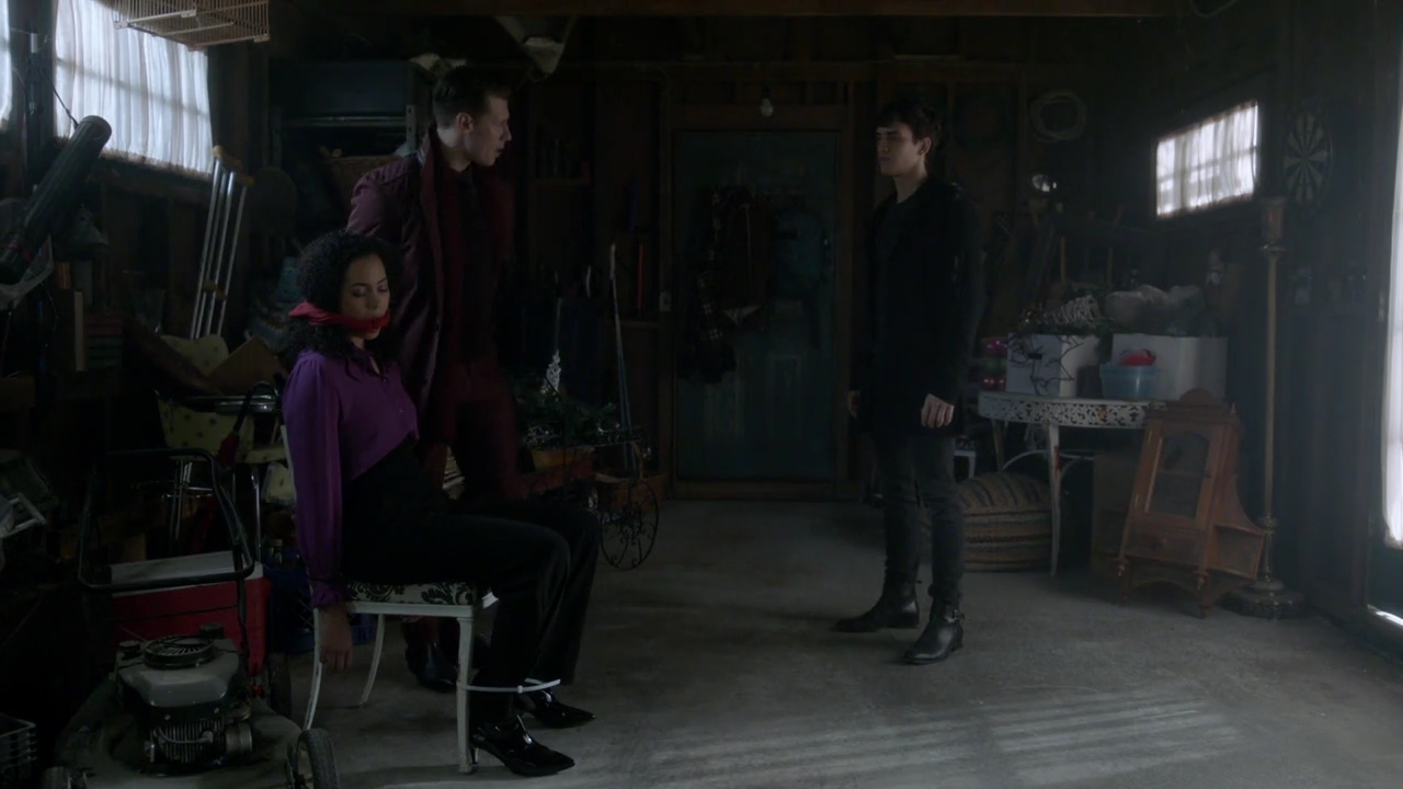 Charmed-Online-dot-nl_Charmed-1x09JingleHell00988.jpg