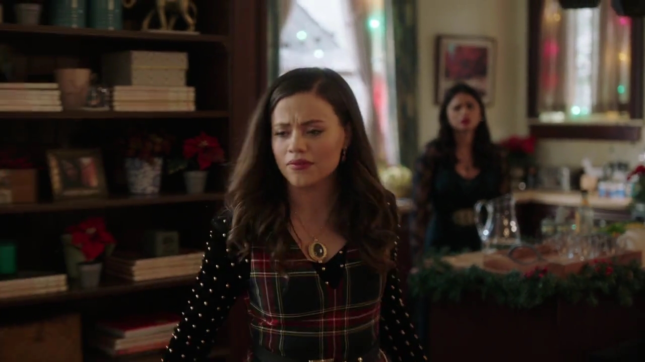 Charmed-Online-dot-nl_Charmed-1x09JingleHell01431.jpg