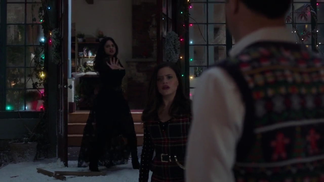 Charmed-Online-dot-nl_Charmed-1x09JingleHell01800.jpg