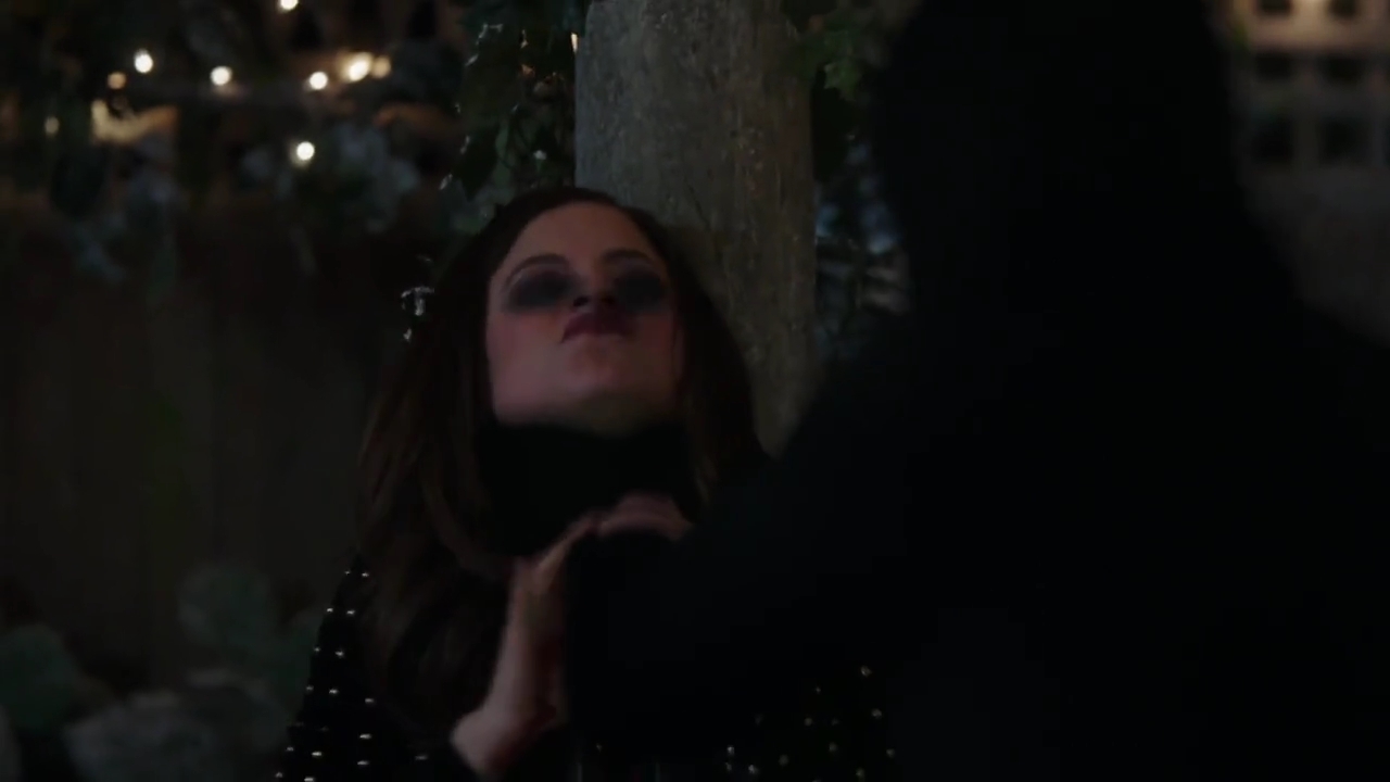 Charmed-Online-dot-nl_Charmed-1x09JingleHell01838.jpg