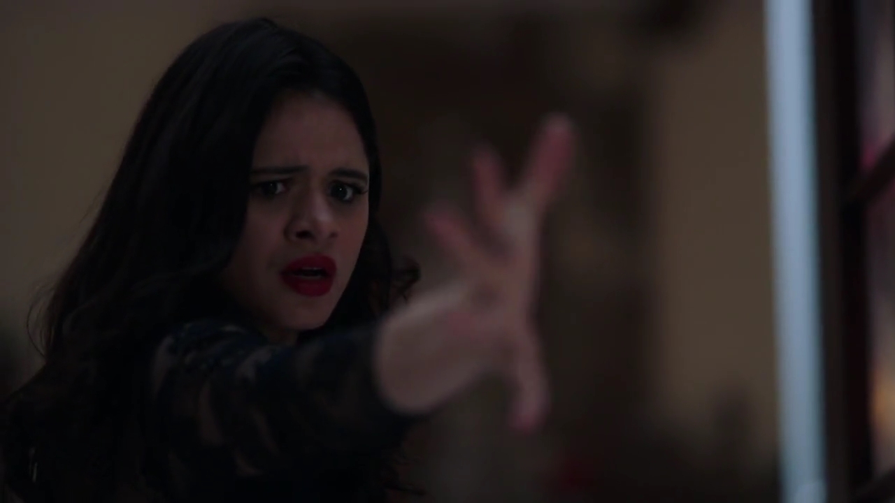 Charmed-Online-dot-nl_Charmed-1x09JingleHell01866.jpg