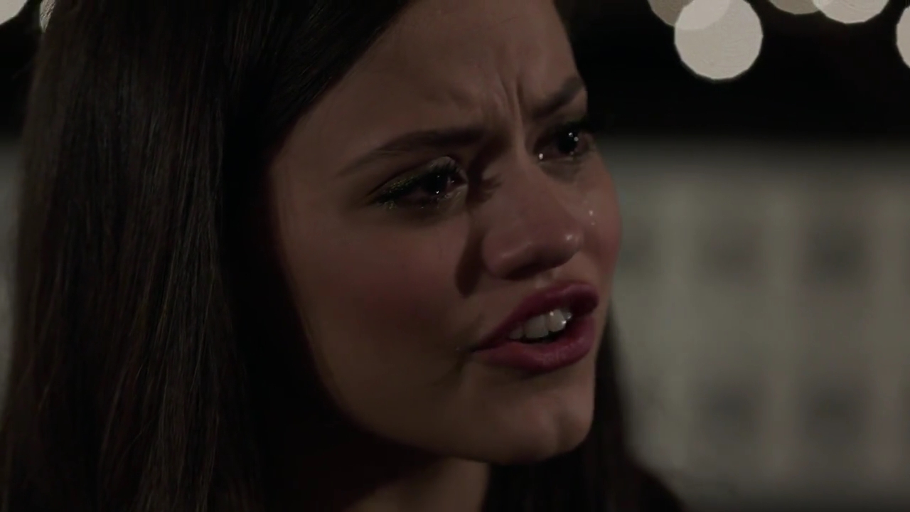 Charmed-Online-dot-nl_Charmed-1x09JingleHell01926.jpg