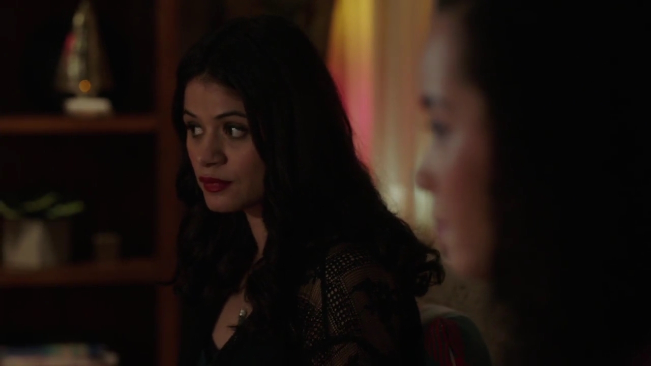 Charmed-Online-dot-nl_Charmed-1x09JingleHell02066.jpg
