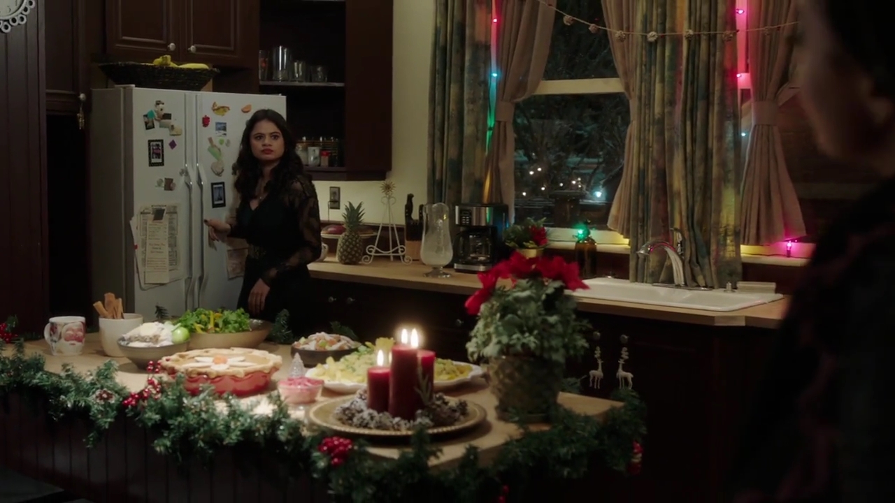 Charmed-Online-dot-nl_Charmed-1x09JingleHell02100.jpg