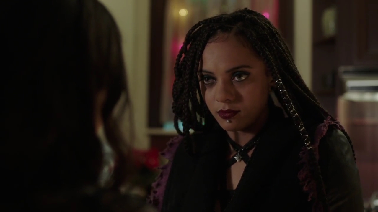 Charmed-Online-dot-nl_Charmed-1x09JingleHell02150.jpg