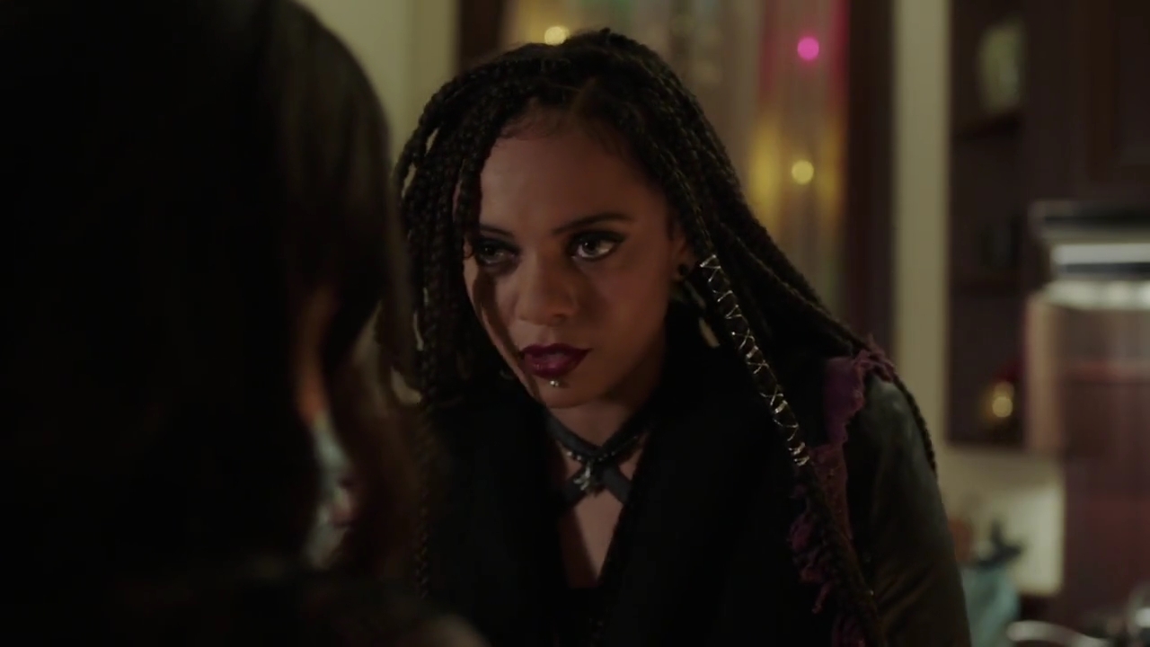 Charmed-Online-dot-nl_Charmed-1x09JingleHell02160.jpg