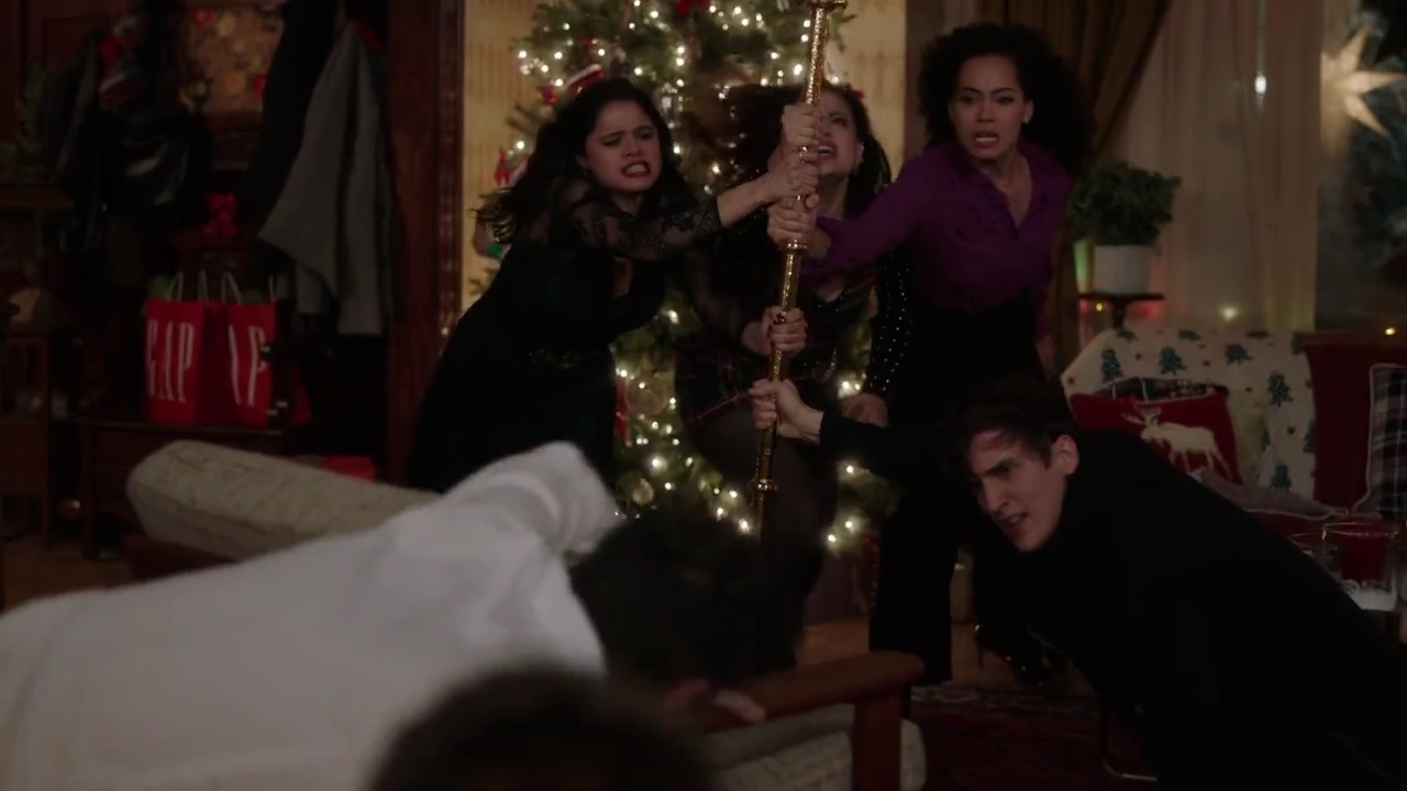 Charmed-Online-dot-nl_Charmed-1x09JingleHell02226.jpg