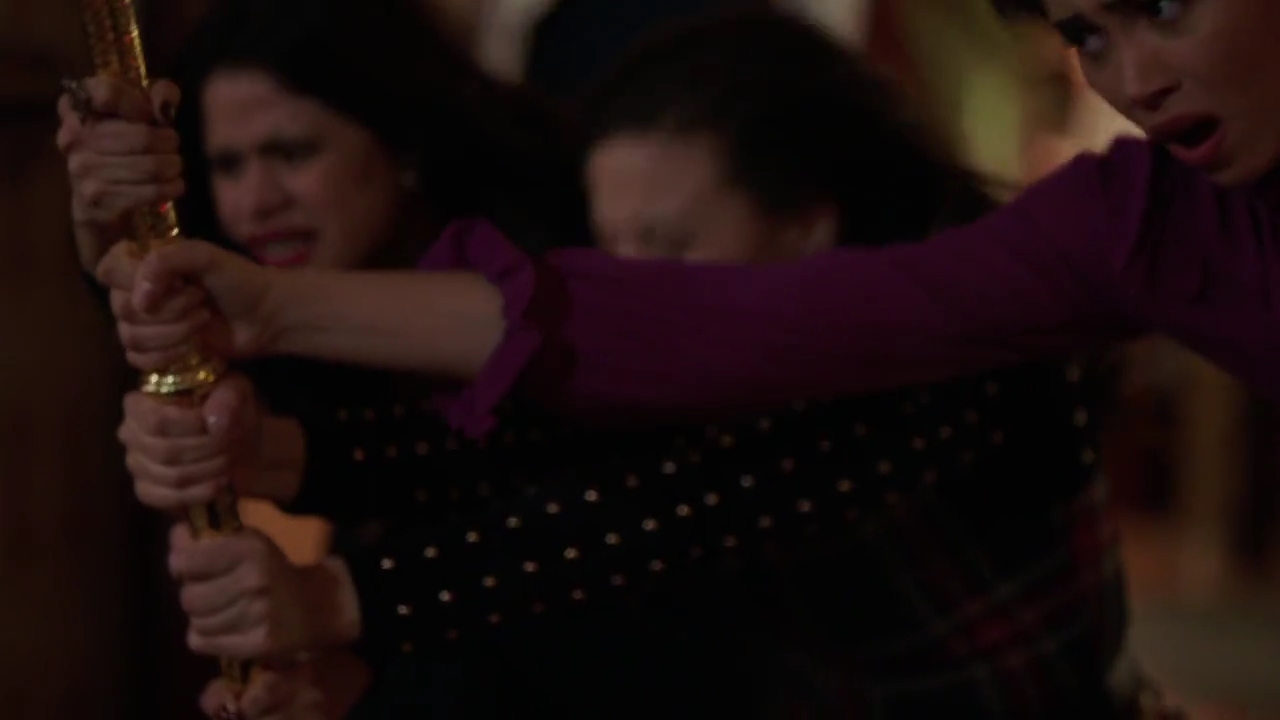 Charmed-Online-dot-nl_Charmed-1x09JingleHell02229.jpg