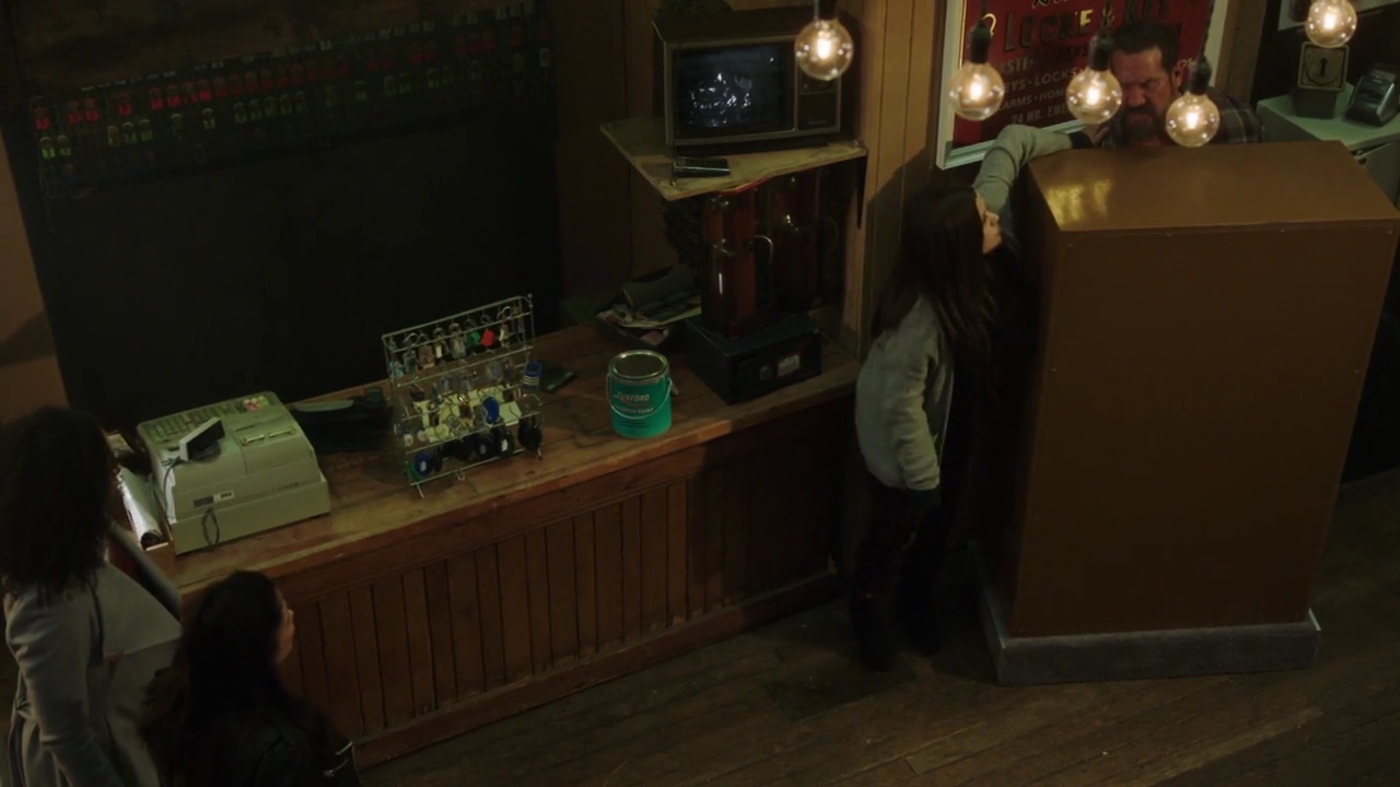 Charmed-Online-dot-nl_Charmed-1x10KeepCalmAndHarryOn01097.jpg