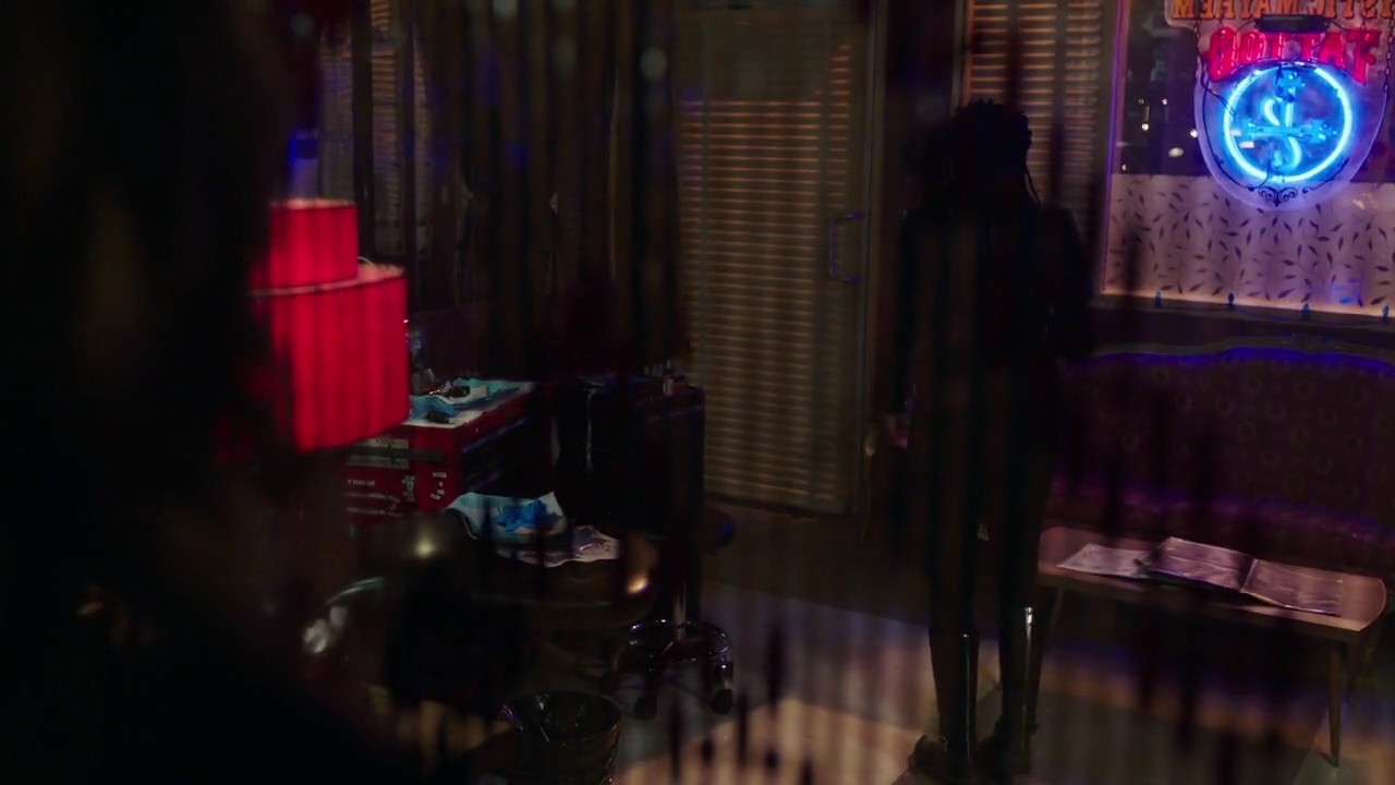 Charmed-Online-dot-nl_Charmed-1x17Surrender00880.jpg