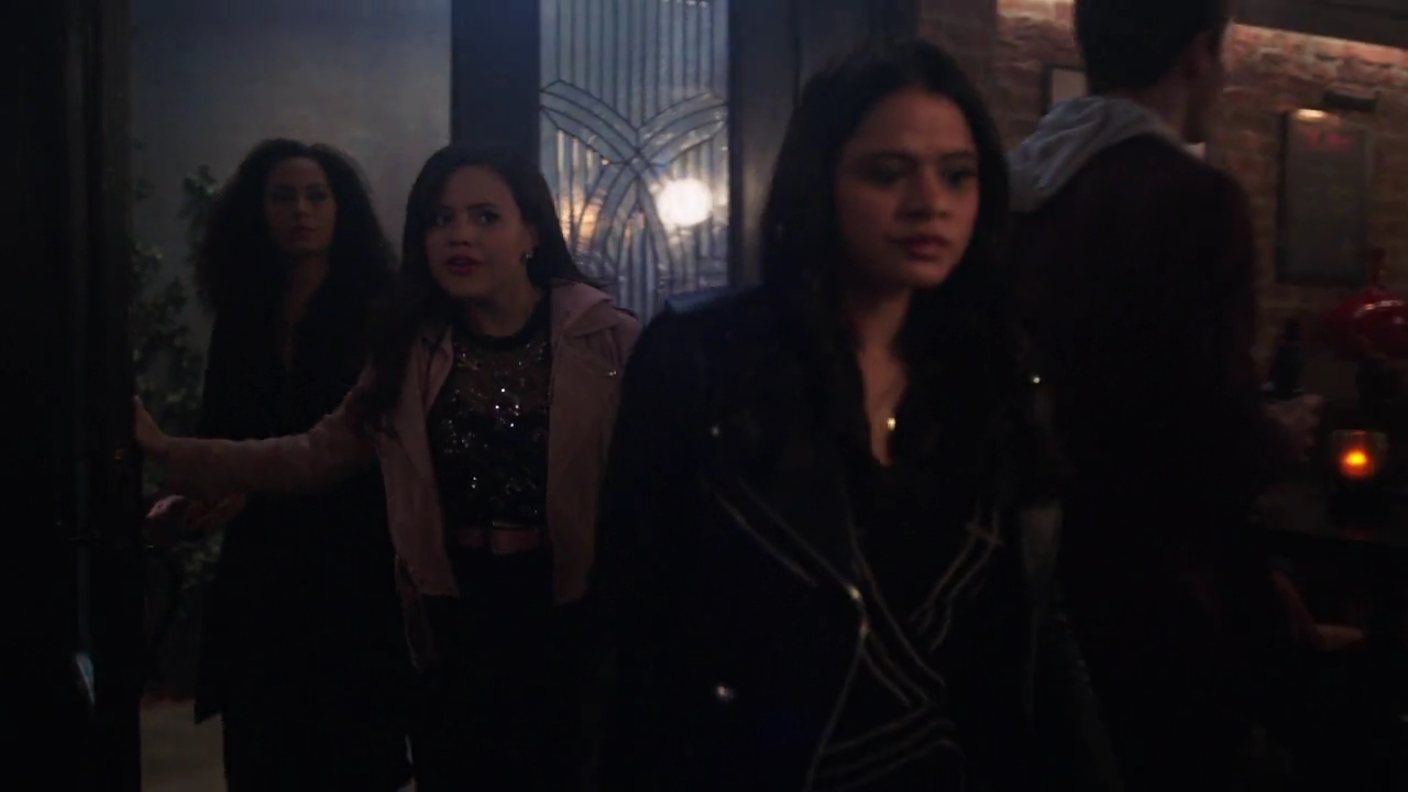 Charmed-Online-dot-nl_Charmed-1x17Surrender00906.jpg
