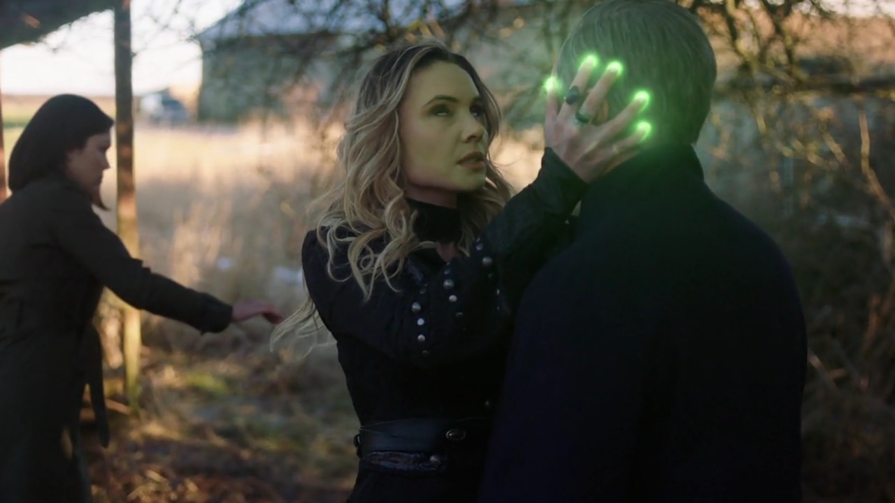 Charmed-Online-dot-nl_Charmed-1x17Surrender01801.jpg