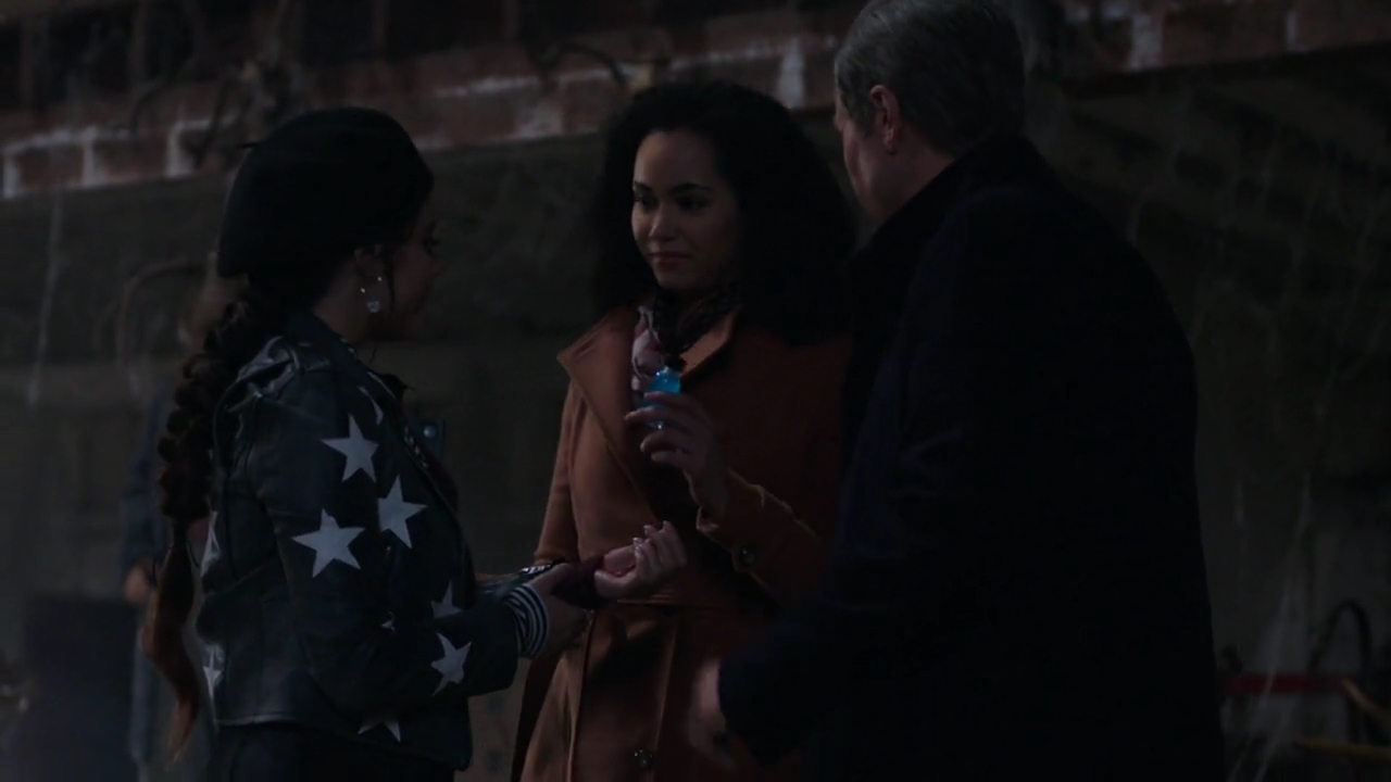 Charmed-Online-dot-nl_Charmed-1x17Surrender02055.jpg