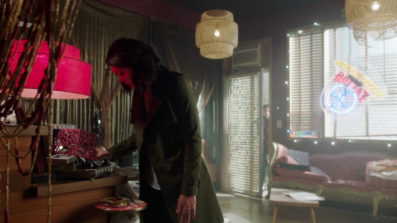 Charmed-Online-dot-nl_Charmed-1x18TheReplacement02164.jpg