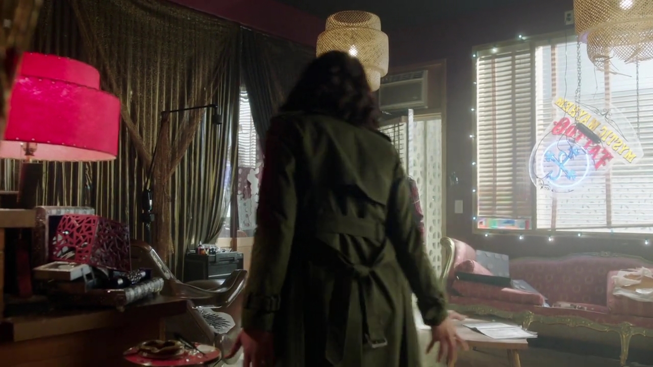 Charmed-Online-dot-nl_Charmed-1x18TheReplacement02167.jpg