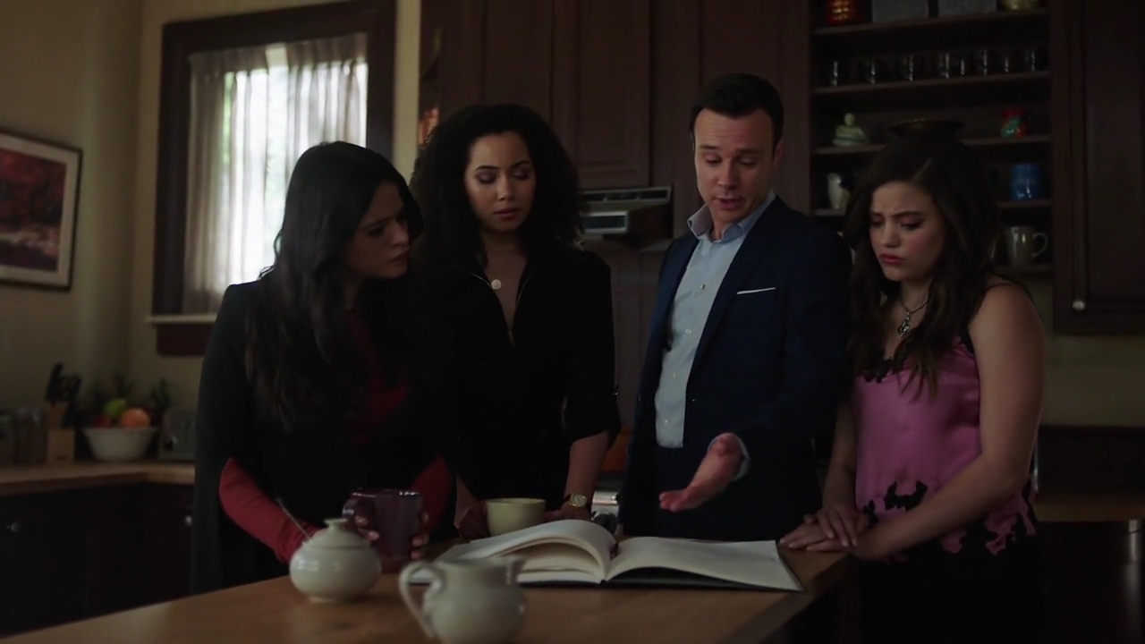Charmed-Online-dot-nl_Charmed-1x21RedRain00078.jpg