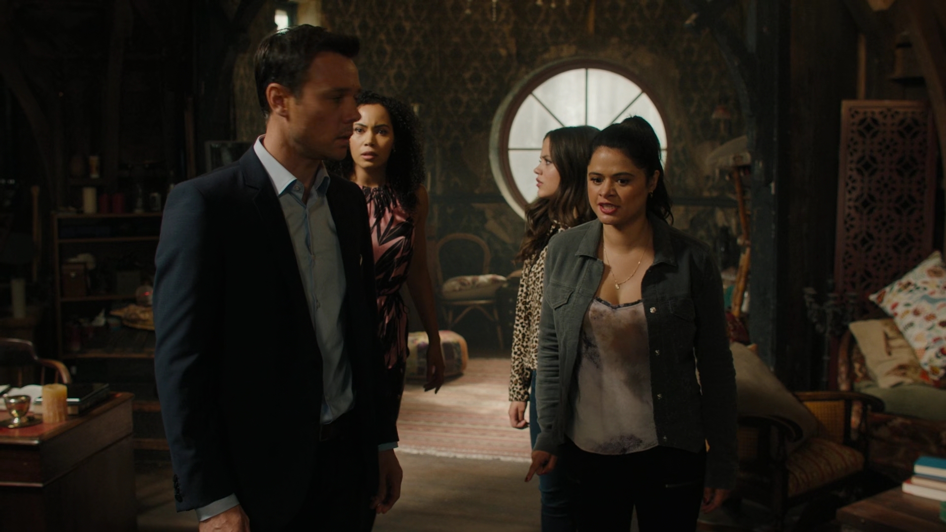 Charmed-Online-dot-nl_Charmed2x01-SafeSpace00682.jpg