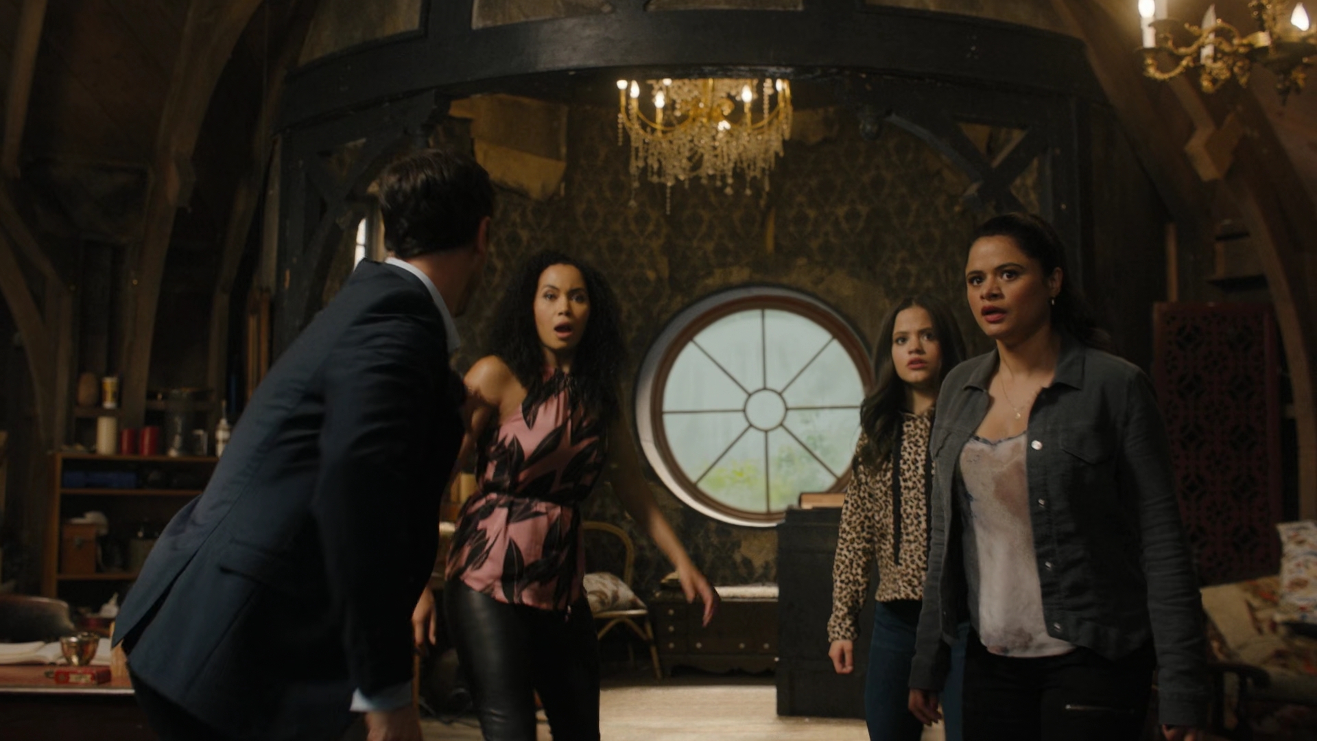Charmed-Online-dot-nl_Charmed2x01-SafeSpace00688.jpg