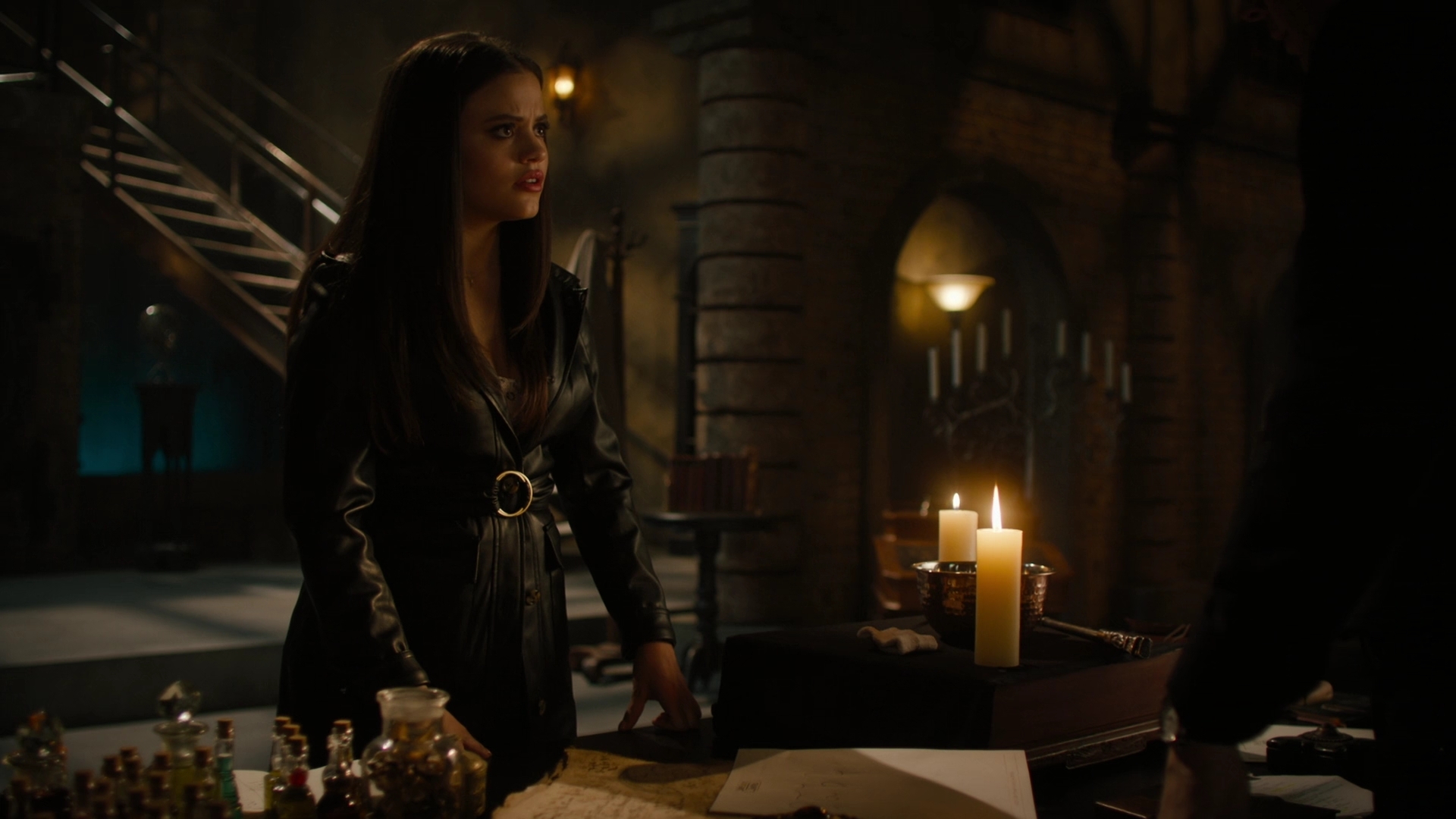 charmed-online-dot-nl_Charmed-2x07PastIsPresent0289.jpg