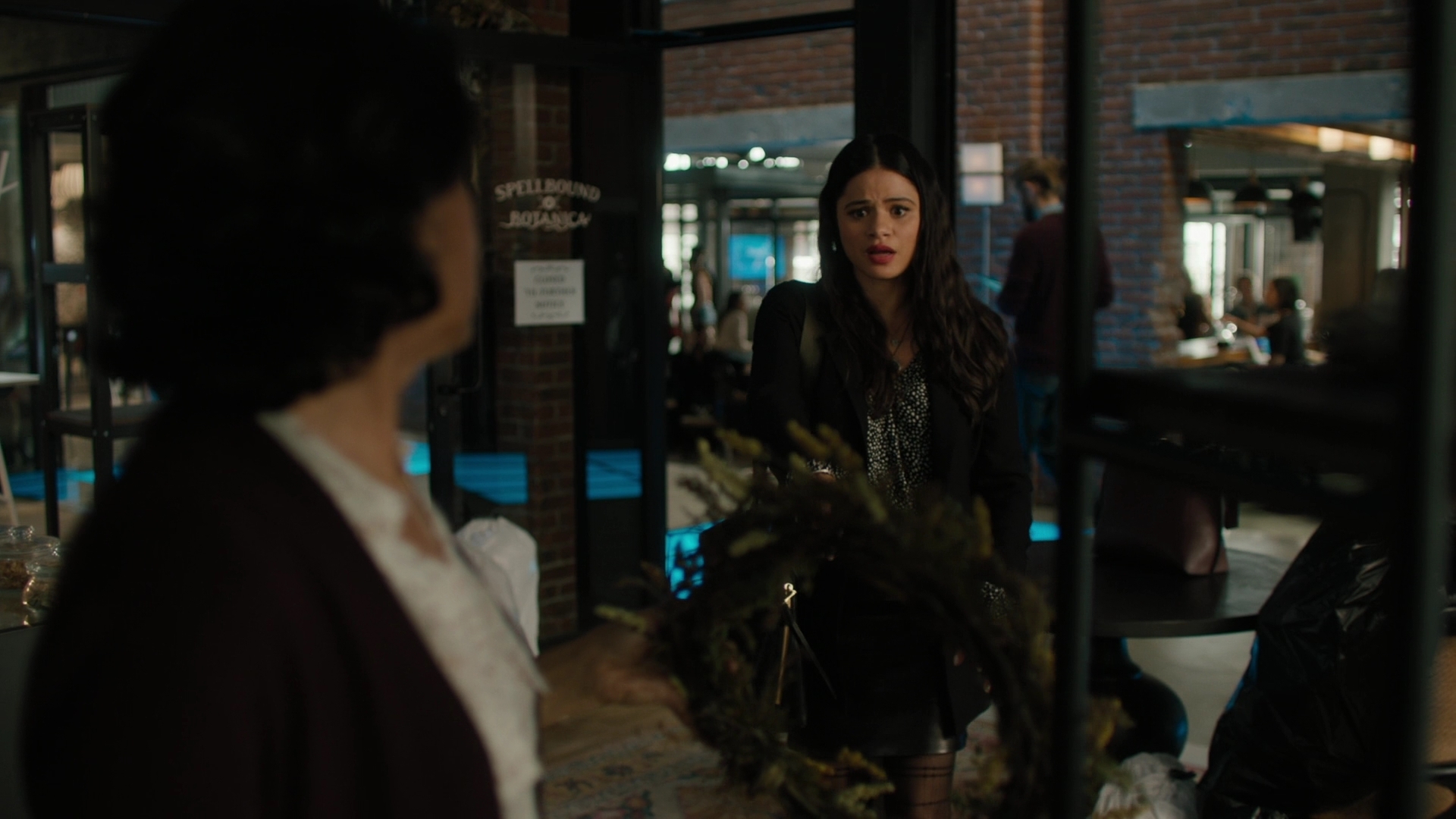 charmed-online-dot-nl_Charmed-2x07PastIsPresent0350.jpg