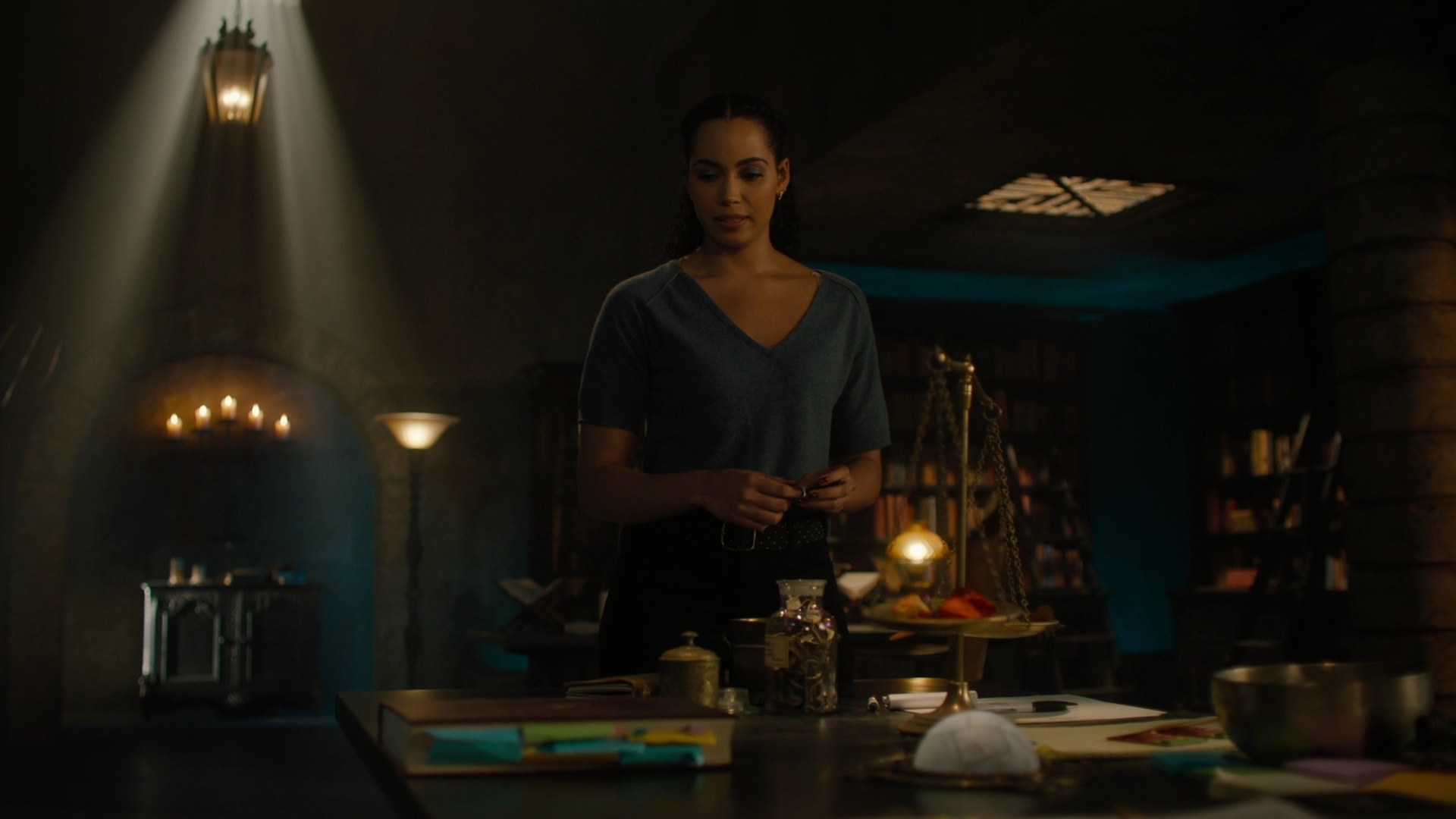 charmed-online-dot-nl_Charmed-2x07PastIsPresent1584.jpg