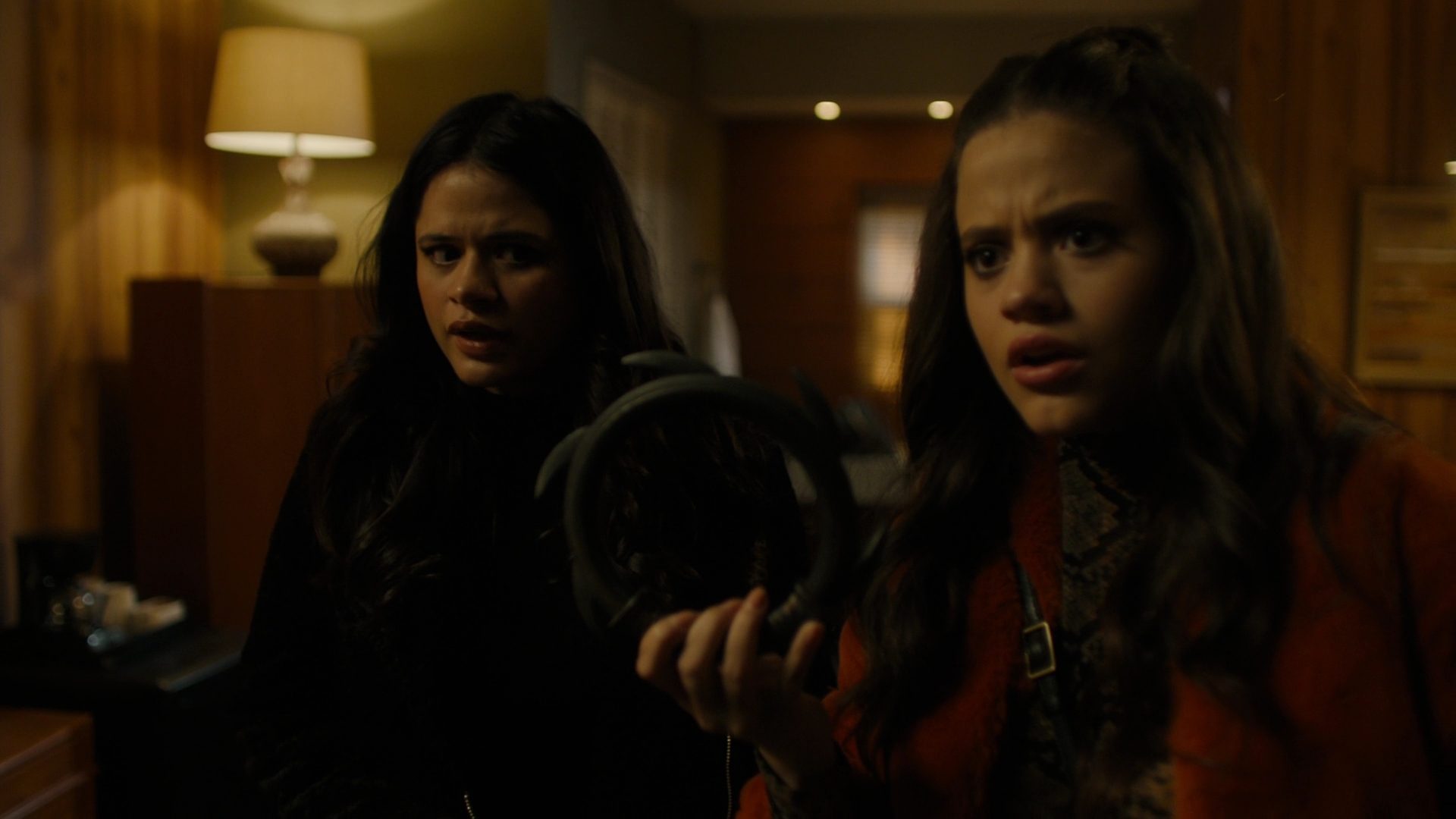 Charmed-Online-dot-nl_Charmed2x09GeussWhosComingToSafeSpaceSeattlle0796.jpg Charmed-Online-dot-nl_Charmed2x09GeussWhosComingToSafeSpaceSeattlle0796.jpg