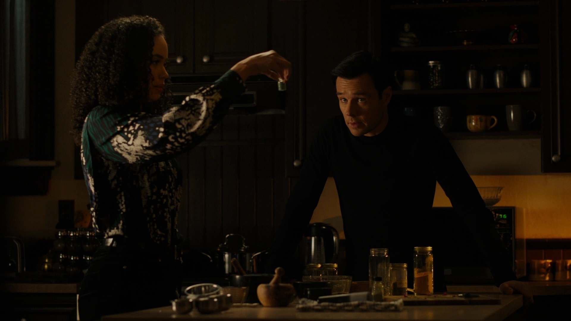 Charmed-Online-dot-nl_Charmed2x09GeussWhosComingToSafeSpaceSeattlle1293.jpg Charmed-Online-dot-nl_Charmed2x09GeussWhosComingToSafeSpaceSeattlle1293.jpg