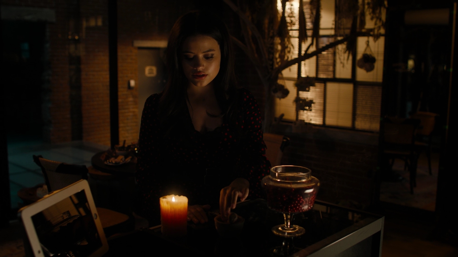 Charmed-Online-dot-nl_Charmed2x10CurseWords0717.jpg Charmed-Online-dot-nl_Charmed2x10CurseWords0717.jpg