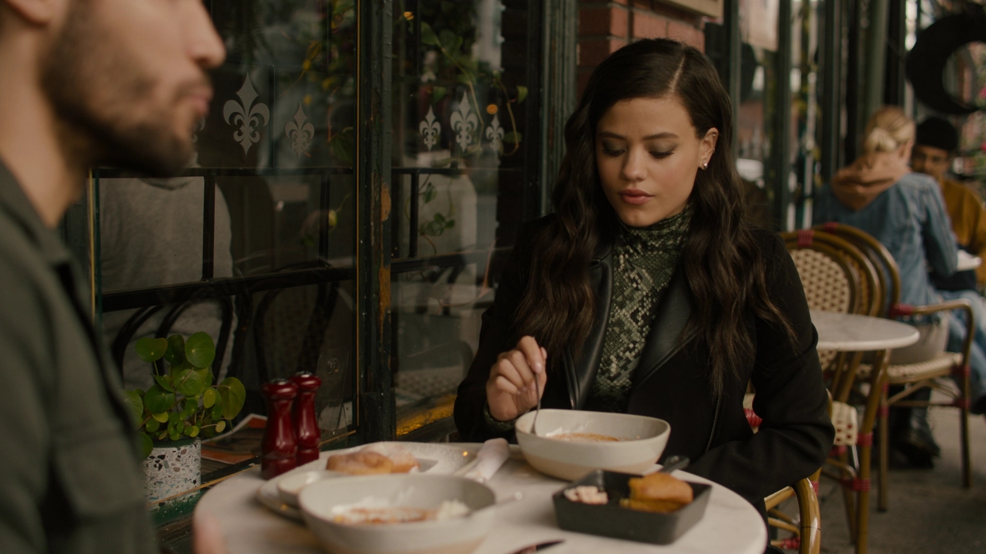 Charmed-Online-dot-nl_Charmed2x11DanceLikeNoOneIsWitching0810.jpg