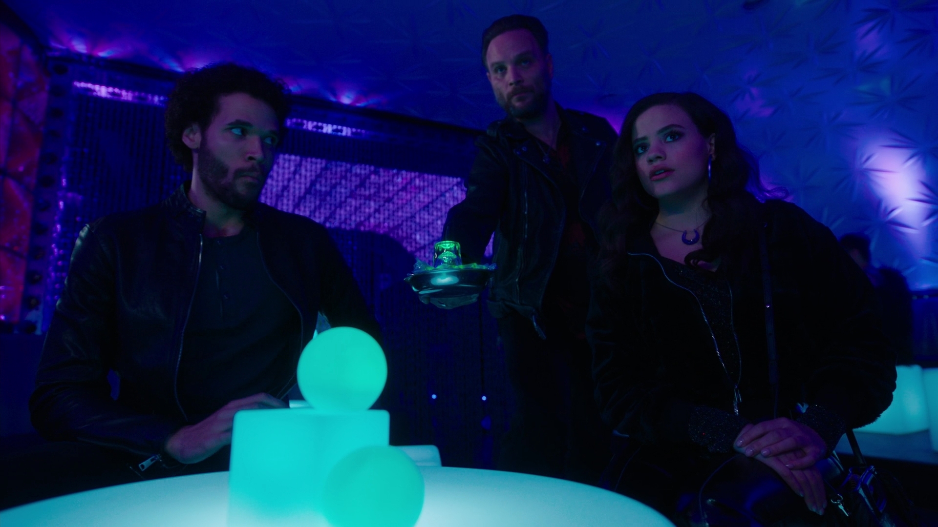 Charmed-Online-dot-nl_Charmed2x11DanceLikeNoOneIsWitching1074.jpg Charmed-Online-dot-nl_Charmed2x11DanceLikeNoOneIsWitching1074.jpg