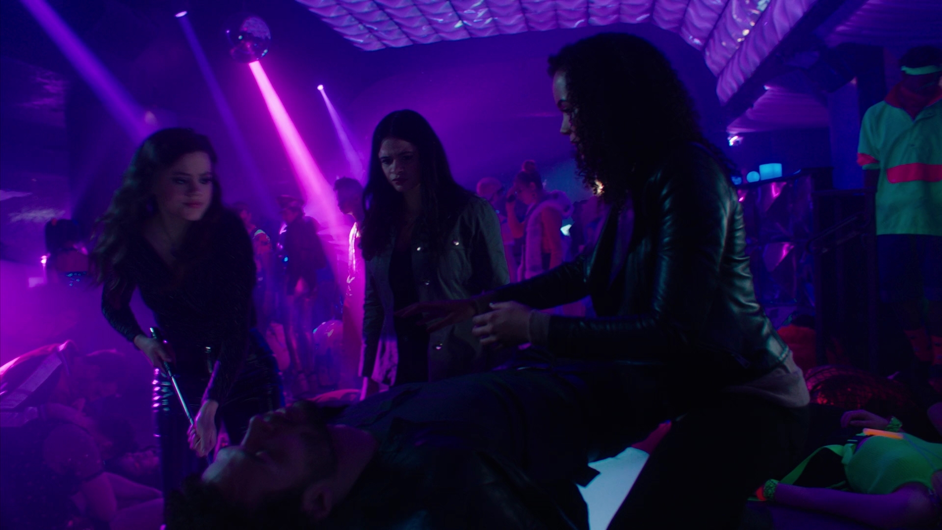 Charmed-Online-dot-nl_Charmed2x11DanceLikeNoOneIsWitching1877.jpg