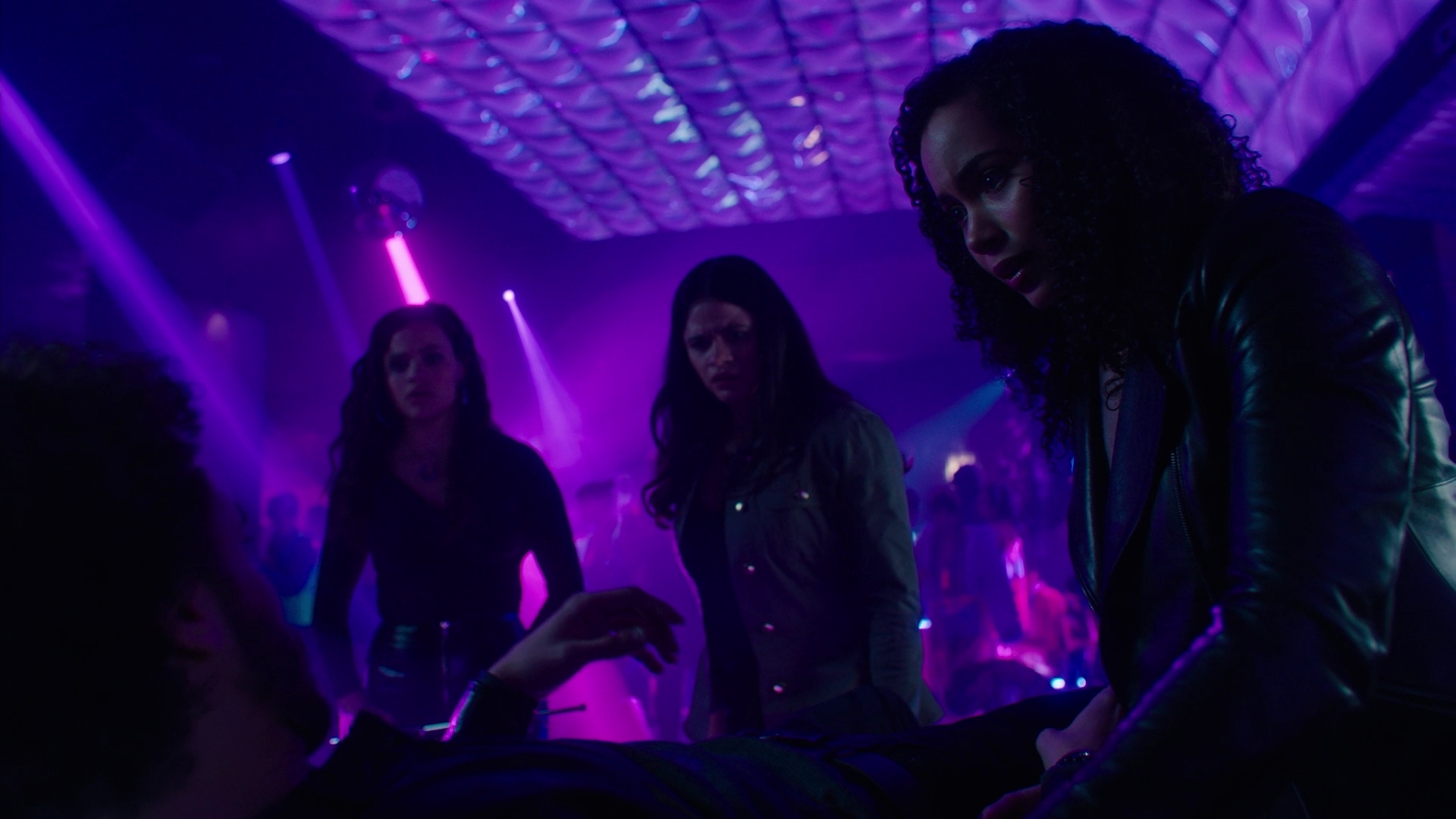 Charmed-Online-dot-nl_Charmed2x11DanceLikeNoOneIsWitching1901.jpg Charmed-Online-dot-nl_Charmed2x11DanceLikeNoOneIsWitching1901.jpg