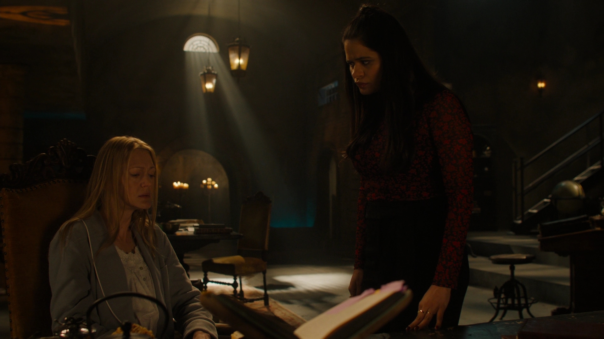 Charmed-Online-dot-nl_Charmed2x12NeedsToKnow0980.jpg