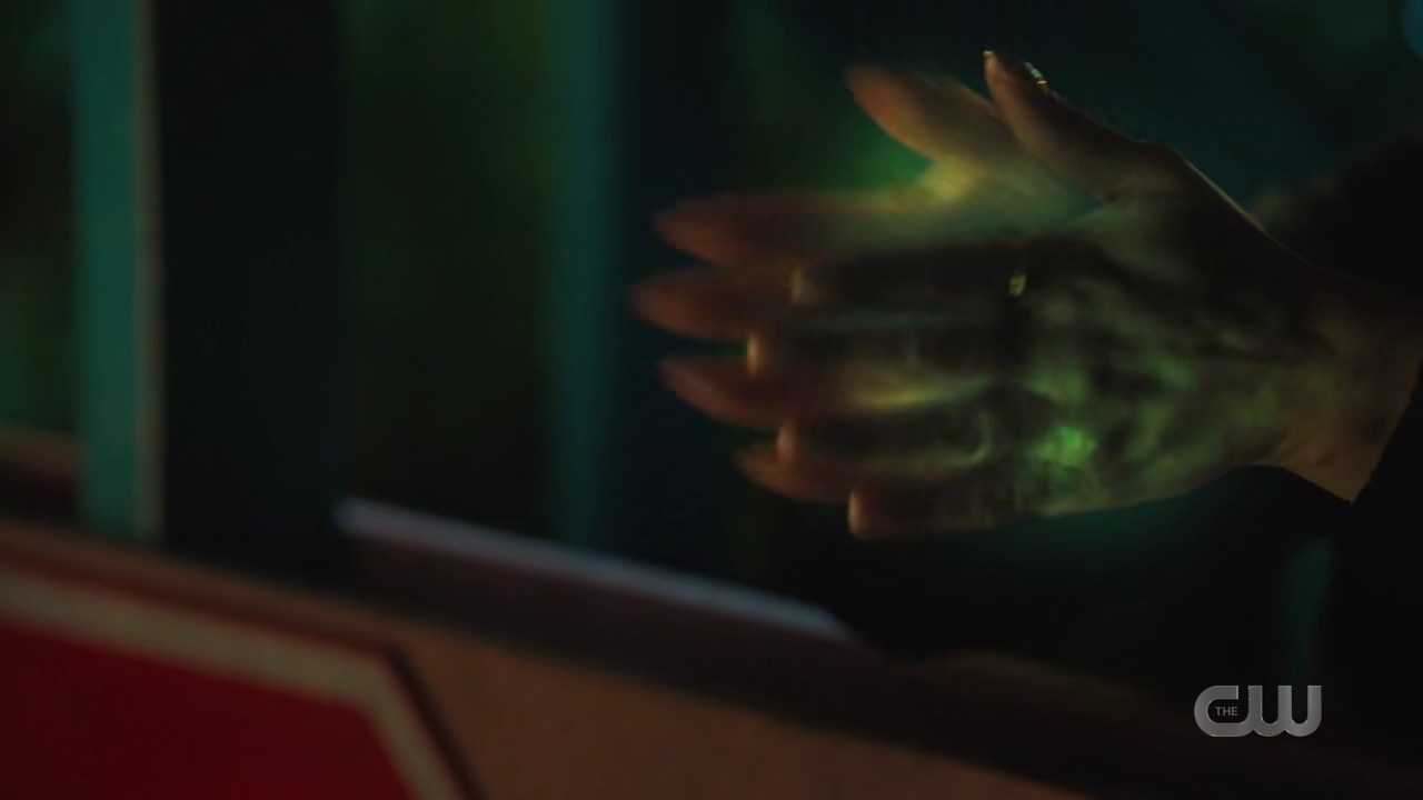 charmed-online-dot-nl_charmed4x02YouCantGoHomeAgain0973.jpg