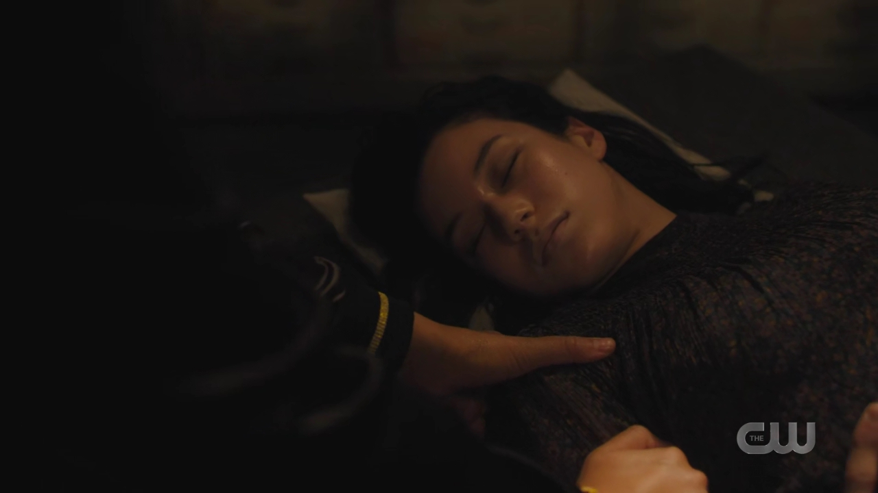 charmed-online-dot-nl_charmed4x02YouCantGoHomeAgain2022.jpg