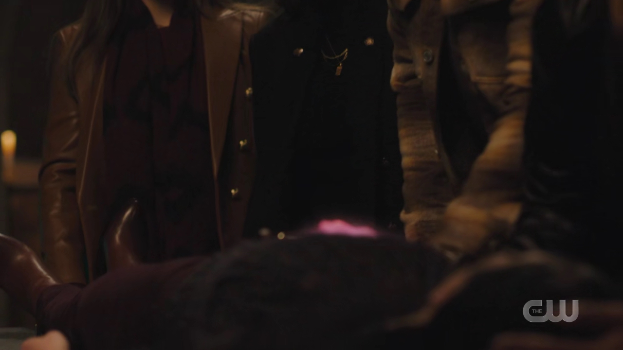charmed-online-dot-nl_charmed4x02YouCantGoHomeAgain2023.jpg