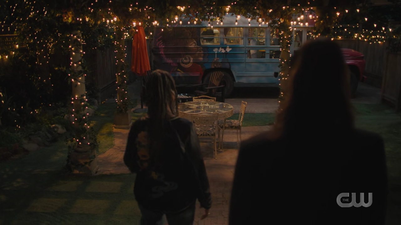 charmed-online-dot-nl_charmed4x02YouCantGoHomeAgain2250.jpg
