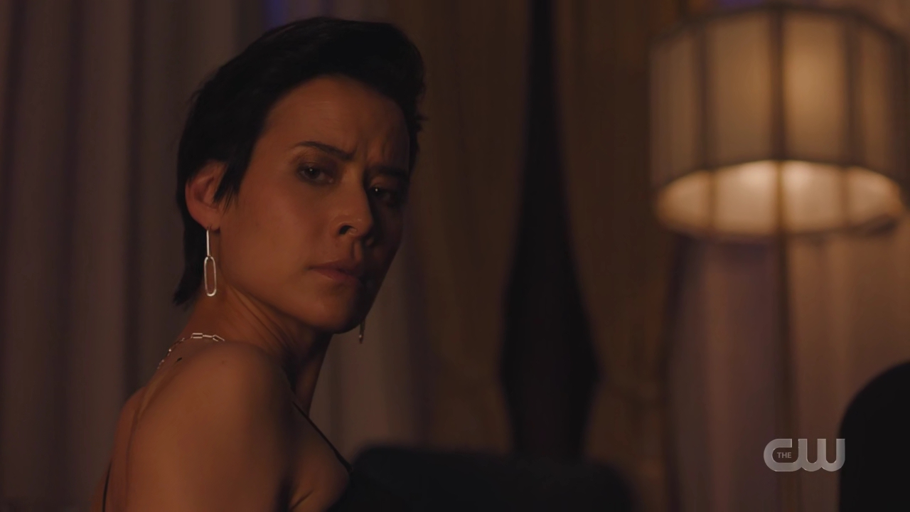 charmed-online-dot-nl_Charmed4x10HashingItOut0126.jpg