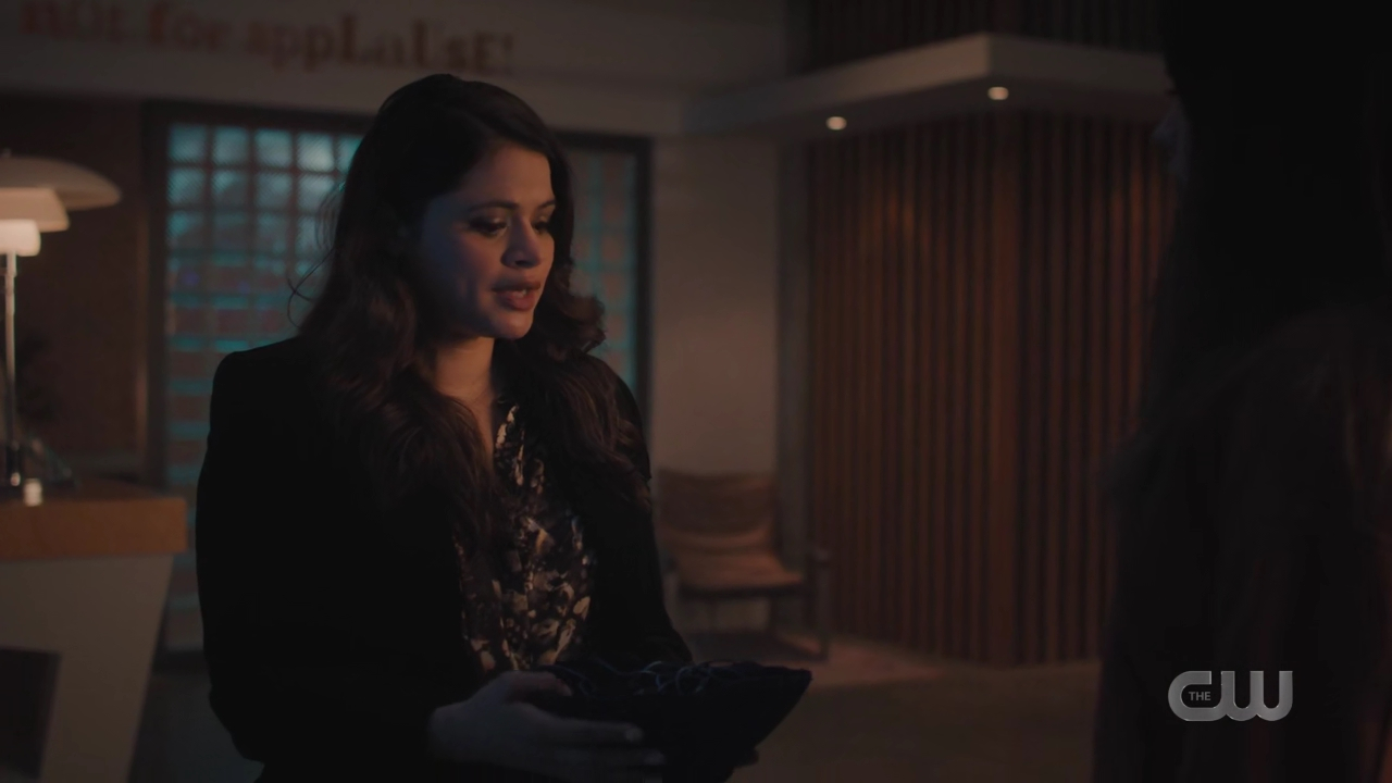 charmed-online-dot-nl_Charmed4x10HashingItOut0793.jpg