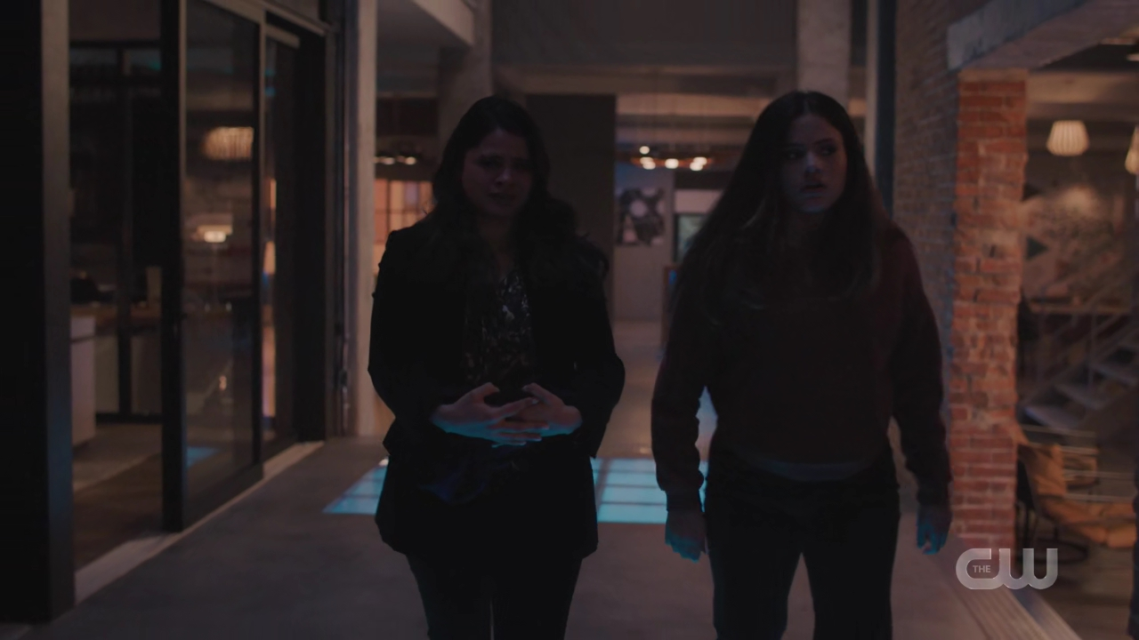 charmed-online-dot-nl_Charmed4x10HashingItOut0814.jpg
