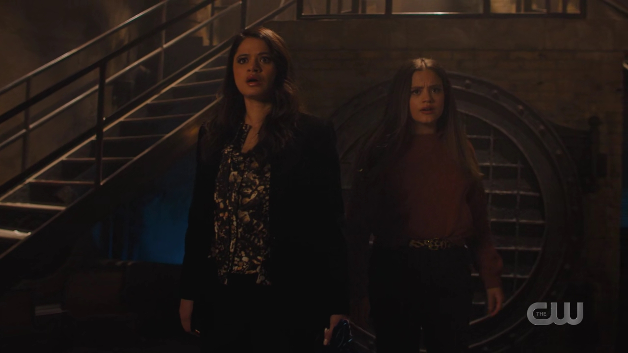 charmed-online-dot-nl_Charmed4x10HashingItOut0843.jpg