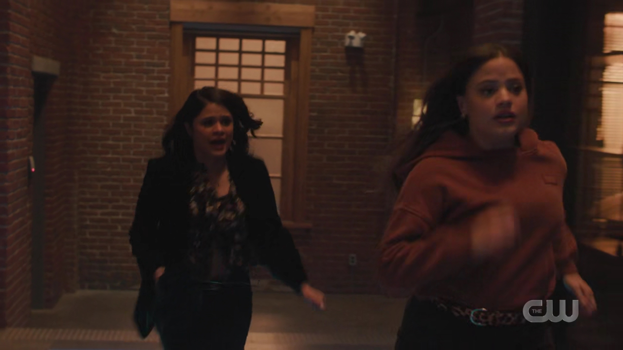 charmed-online-dot-nl_Charmed4x10HashingItOut0871.jpg