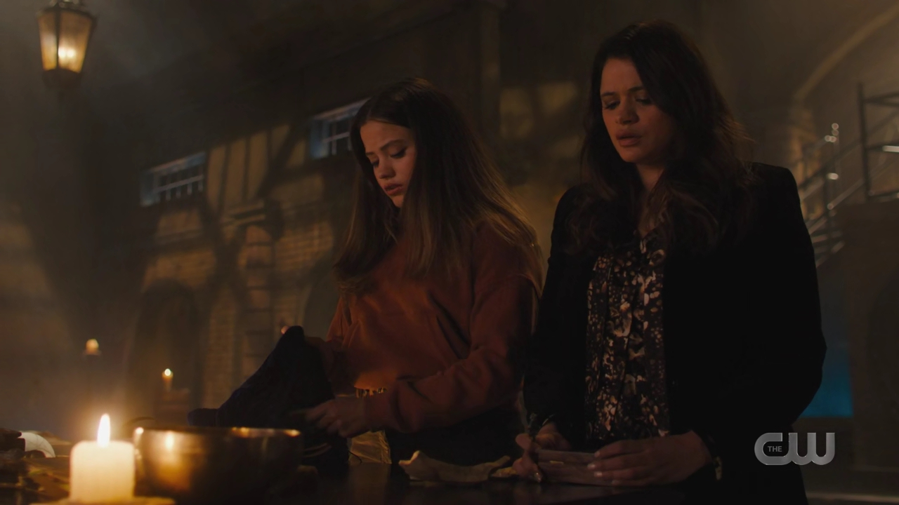 charmed-online-dot-nl_Charmed4x10HashingItOut2081.jpg
