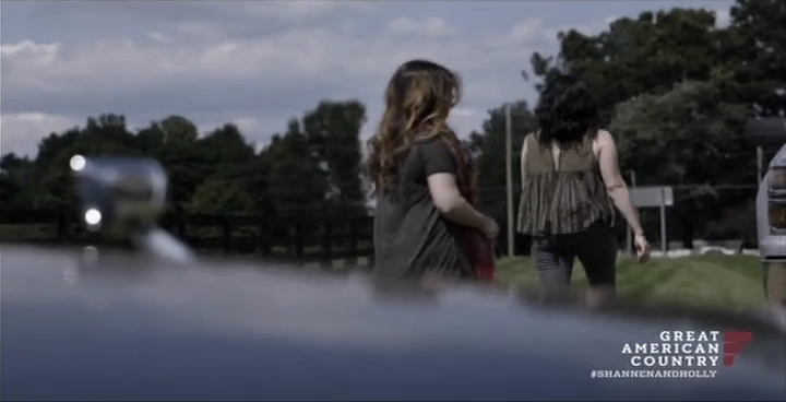 Charmed-Online-dot-net_OffTheMapWithShannenandHolly-S01E01-02-1320.jpg